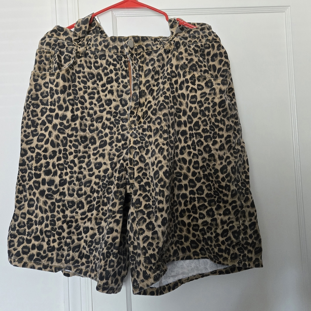 SHEIN Leopard Print Jean Shorts - Picture 2 of 3